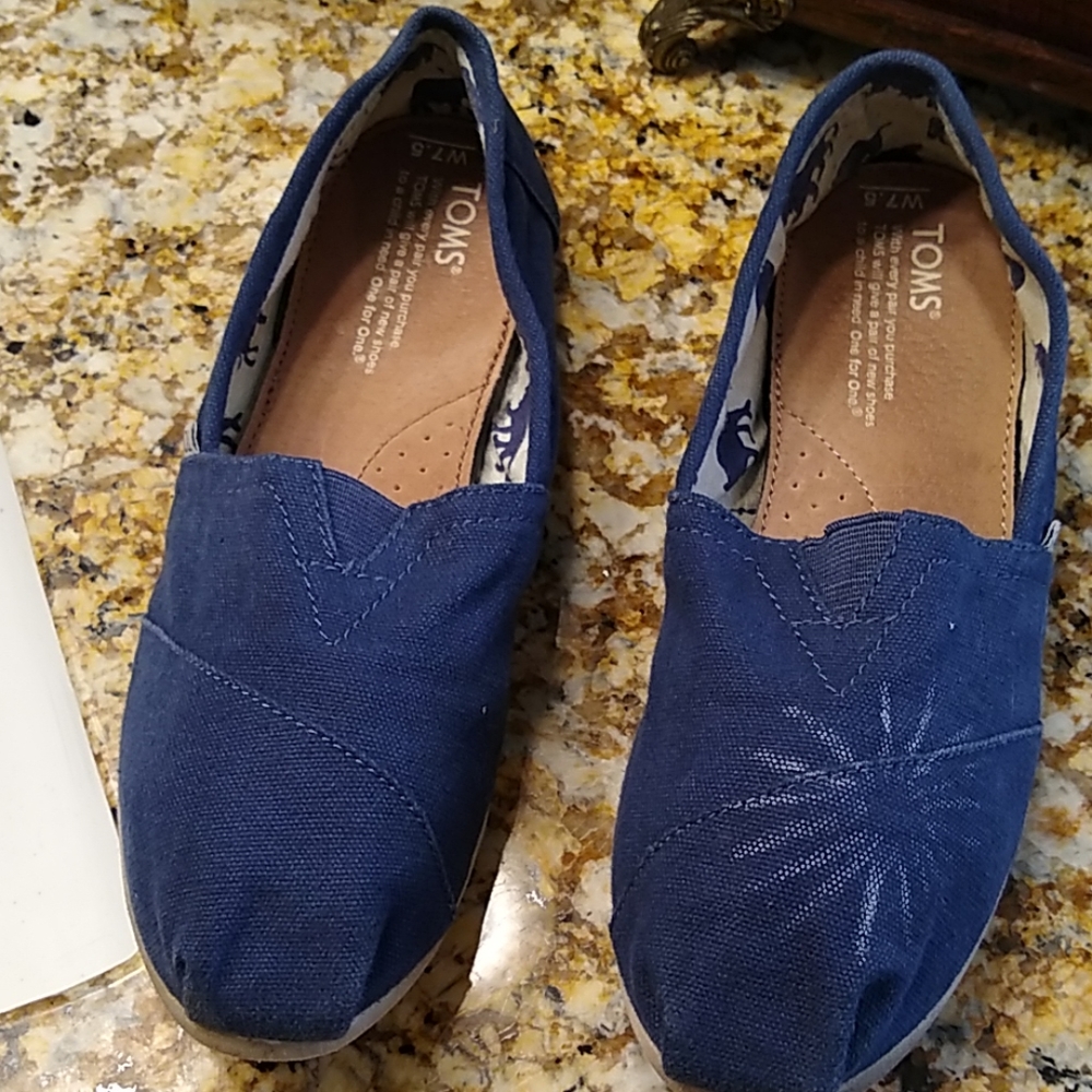 🥰❤️ Tom's 7.5 Navy shoe with flower